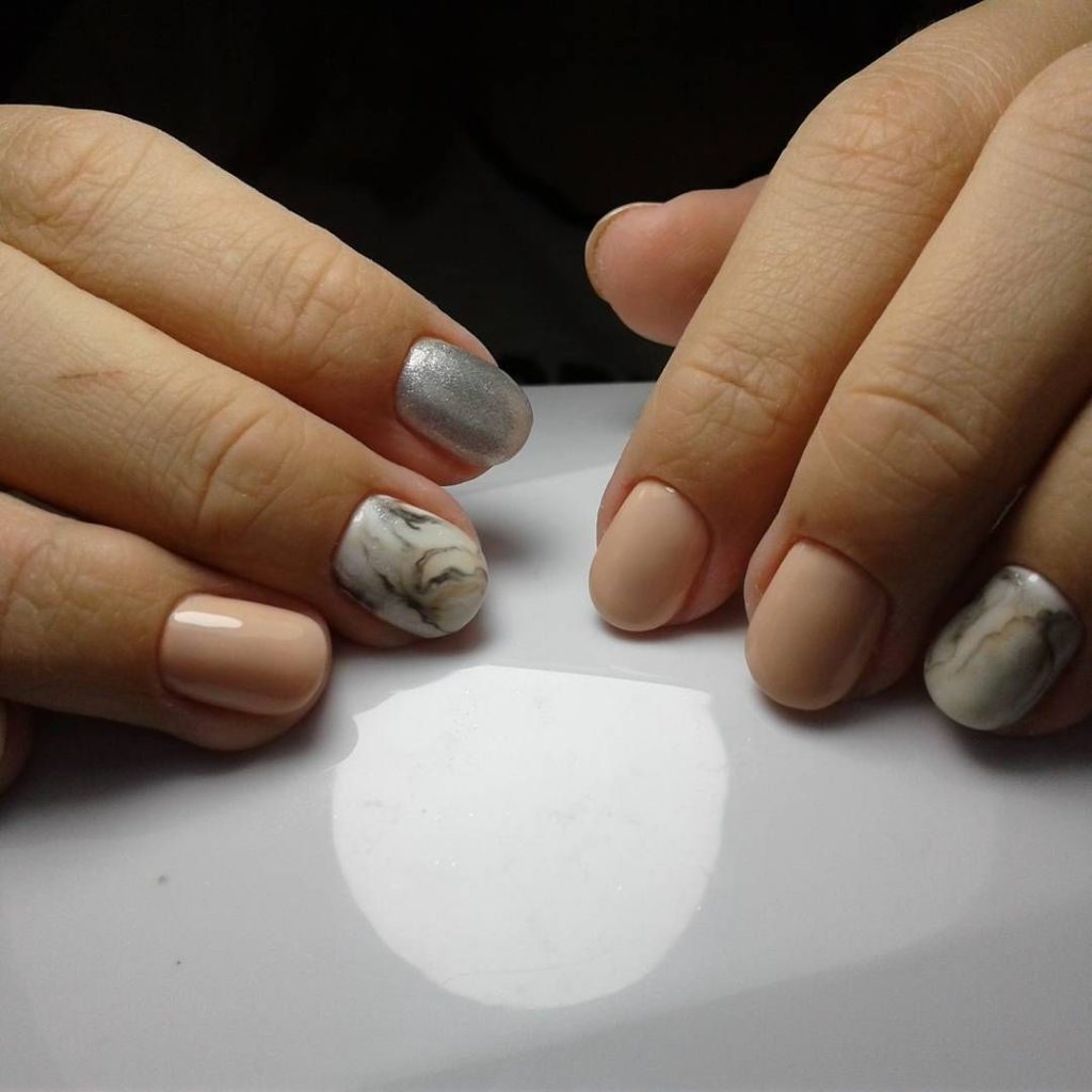 Мраморный дизайн ногтей: какие идеи нанесения эффекта мрамора в моде в 2023 году?